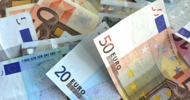 Stire din Economie : Euro intră și astăzi la apă