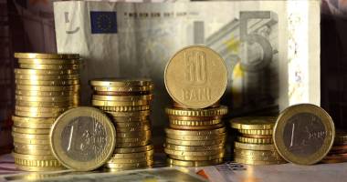 Stire din Economie : Euro începe săptămâna în creștere față de leu