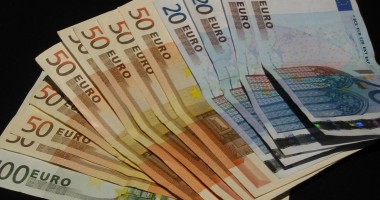 Euro rămâne peste 4,53 lei
