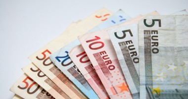 Euro bate pasul pe loc