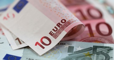 Stire din Economie : Euro a coborât sub pragul de 4,5 lei