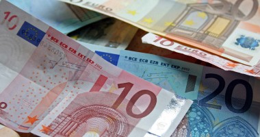 Euro intră iar la apă