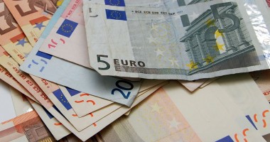 Stire din Economie : Euro se menține sub 4,45 lei