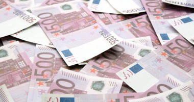 Euro mușcă din leu!