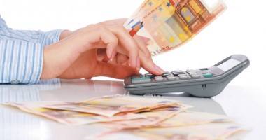 Euro rămâne peste 4,5 lei