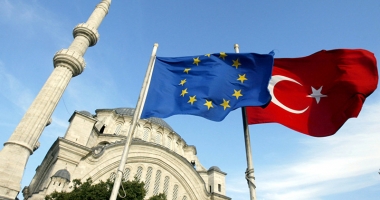 Stire din Actualitate : Eurodeputații solicită înghețarea negocierilor de aderare cu Turcia