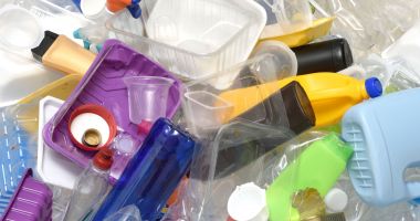 Stire din Economie : Europa scoate în afara legii paharele, farfuriile și tacâmurile din plastic, de unică folosință