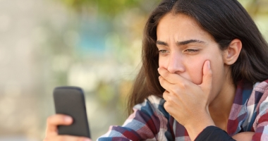Stire din Eveniment : Cum te lasă fără bani și secrete propriul telefon mobil. Pericolul internetului wi-fi