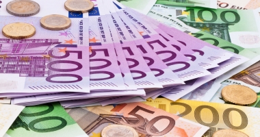 Stire din Economie : Leul a scăzut în raport cu moneda europeană, dar a crescut față de dolar