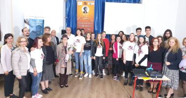 Stire din Cultură-Educație : Proiect al echipei "Euroscola". Specialiștii au discutat despre "educația între click și declick"