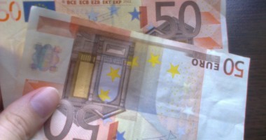 Euro se apreciază ușor