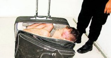 A vrut sa evadeze intr-un geamantan