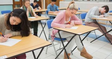 Stire din Cultură-Educație : Începe înscrierea la Evaluarea Națională. "Părinții nu trebuie să vină la școală!"