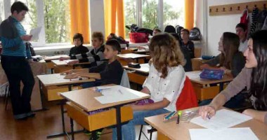 Stire din Cultură-Educație : Aproape 6.000 de elevi constănțeni de-a VIII-a intră în "focuri"