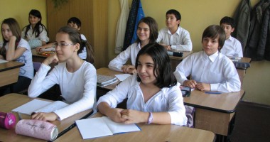 Stire din Cultură-Educație : Evaluarea Națională continuă cu proba la matematică