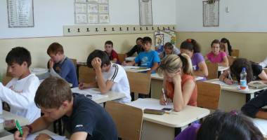 Stire din Cultură-Educație : Elevii de clasa a VIII-a intră în focuri: începe Evaluarea Națională!