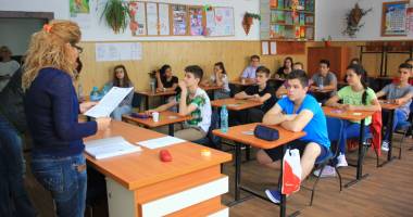 Stire din Cultură-Educație : Când intră elevii de-a VIII-a în examene