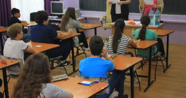 Stire din Cultură-Educație : Matematica, între fericire și descumpănire: "A fost atât de ușor încât va ploua cu 10"