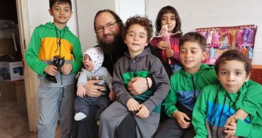 Stire din Social : Preotul Dan Damaschin vrea să trimită la mare 1.500 de copii