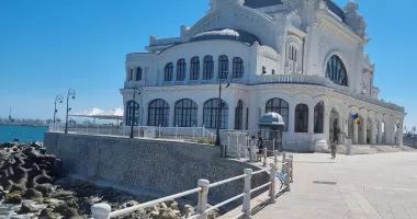 „E cool să fii cult!” aduce un spectacol multimedia la Cazinoul din Constanța