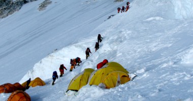 Stire din Actualitate : Turiști blocați  pe Everest, în urma căderilor masive  de zăpadă