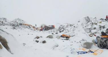 Stire din Actualitate : Cutremur în Nepal / Opt alpiniști au murit după avalanșa de pe Everest