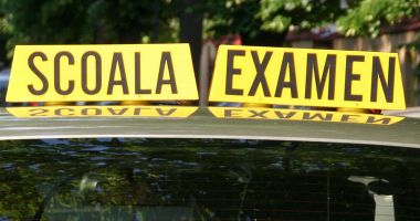 Stire din Eveniment : Accident la examenul auto. O femeie a lovit o maşină şi un instructor în doar câteva secunde