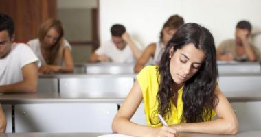Stire din Cultură-Educație : Elevii cu media 10 la evaluarea națională și bacalaureat, recompensați financiar de Guvern