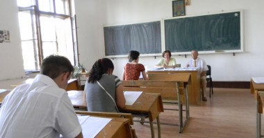 Stire din Cultură-Educație : Supravegherea video la examene se va face cu camere web