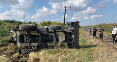 Stire din Actualitate : Un bărbat care conducea un excavator a fost lovit de tren