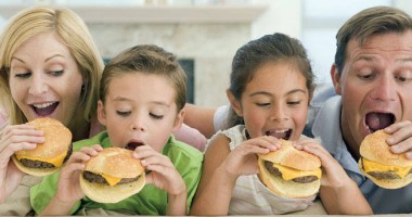 Stire din Sănătate : Carnea și brânza în exces, dăunătoare ca și fumatul?