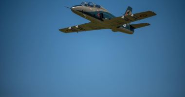 Stire din Eveniment : Priviți cerul! Aeronavele Forțelor Aeriene Române execută antrenamente la înălțimi mici