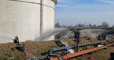 Stire din Eveniment : Viteza de reacție a salvatorilor, testată în cadrul unui exercițiu complex de pe platforma Petromidia