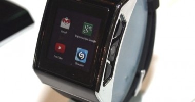 Stire din Tehnologie : Un smartphone de mărimea unui ceas de mână!