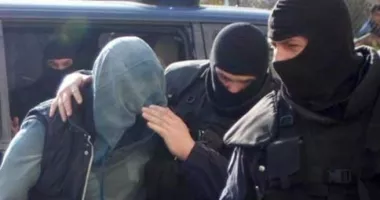 Stire din Eveniment : Bloc transformat în laborator de experimente! Tânăr prins cu 72 kg de substanțe toxice