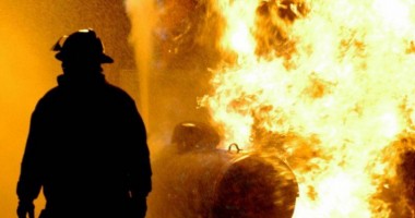Stire din Eveniment : Incendiu PUTERNIC la un centru de butelii. O persoană, blocată în clădire