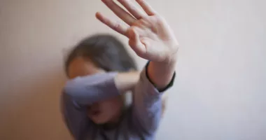 Stire din Eveniment : Investigație cutremurătoare. Minoră cu deficiențe din Medgidia, exploatată sexual de o grupare de proxeneți