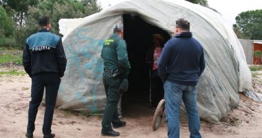 Exploatarea românilor plecați la muncă în Spania, verificată de polițiști - 2
