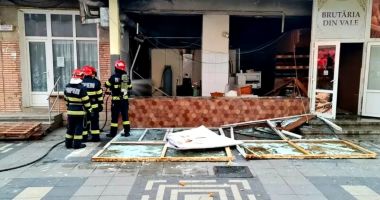 Stire din Eveniment : EXPLOZIE într-o pizzerie unde erau două butelii GPL. Un bărbat a suferit arsuri la nivelul feței