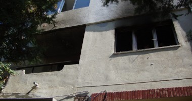 Stire din Eveniment : Imaginile dezastrului / Explozie puternică într-un bloc din CONSTANȚA. PATRU VICTIME. Zeci de persoane evacuate / Foto și Video