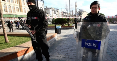 Stire din Actualitate : Explozie puternică în parcarea unei clădiri din Antalya
