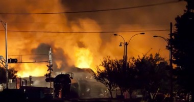 Stire din Actualitate : Un tren de marfă încărcat cu țiței a explodat în Canada. Cel puțin 40 de persoane sunt date dispărute