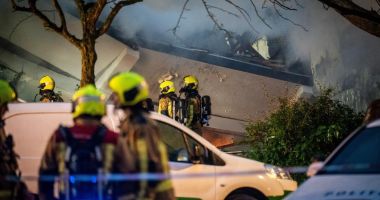 Stire din Actualitate : Explozie devastatoare: Un bloc de locuințe s-a prăbușit. Pompierii caută supraviețuitori
