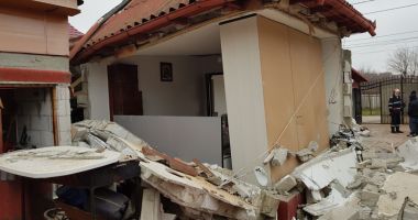 Locuință distrusă de explozie. O victimă, transportată la București - 2