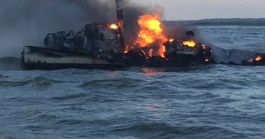 Stire din Economie : Explozie pe un tanc chimic. Șase marinari au dispărut