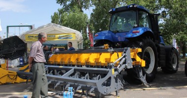 Stire din Economie : ExpoAgroUtil 2013 - "Bijuterii" pe patru roți pentru fermierii constănțeni