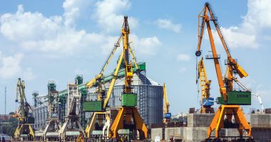 Stire din Economie : Deficitul balanței comerciale a României a crescut cu peste 45%