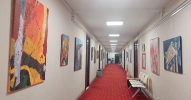 Stire din Cultură-Educație : Expoziţie colectivă de pictură găzduită de Primăria Municipiului Constanța