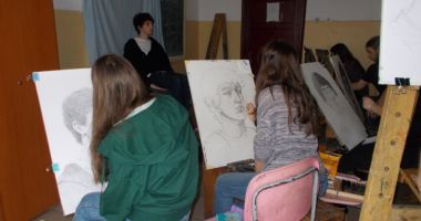 Stire din Cultură-Educație : Expoziție la Galeria  de Artă "Virgil Coman", organizată  de elevii Colegiului  "Regina Maria"