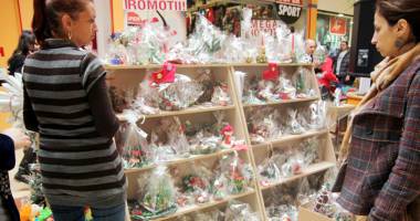 Stire din Cultură-Educație : Expoziție cu vânzare  de cadouri realizate  de copiii din centrele  de plasament